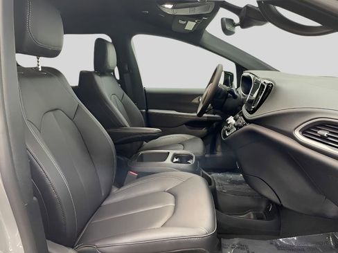 Used 2025 Chrysler Pacifica Select image 16
