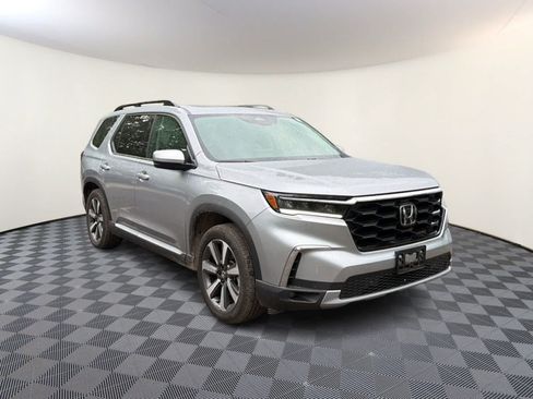 Used 2025 Honda Pilot Touring image 4
