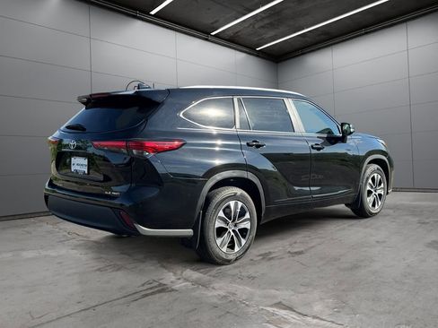Used 2023 Toyota Highlander XLE AWD/4WD image 5