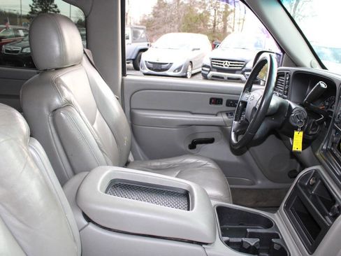 Used 2005 Chevrolet Suburban Z71 w/ Preferred Equipment Group image 11