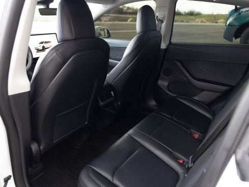 Used 2022 Tesla Model Y Long Range image 13