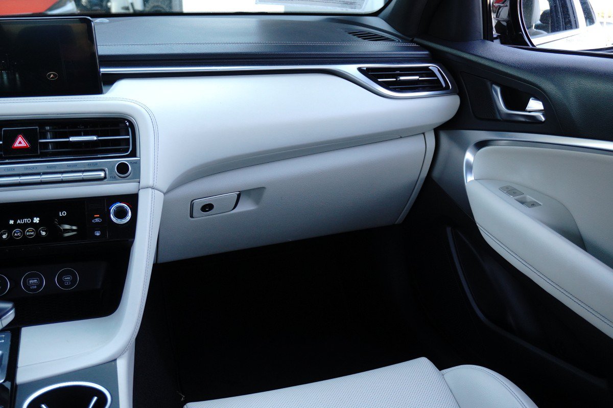 Used 2025 Genesis G70 2.5T RWD image 34