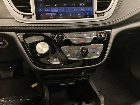 New 2027 Chrysler Pacifica Select FWD image 13