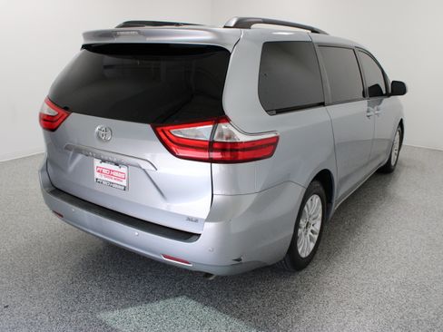 Used 2015 Toyota Sienna XLE Premium FWD image 7