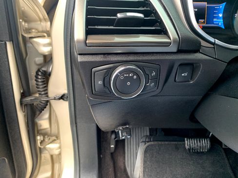 Used 2017 Ford Fusion SE w/ Fusion SE Technology Package image 15