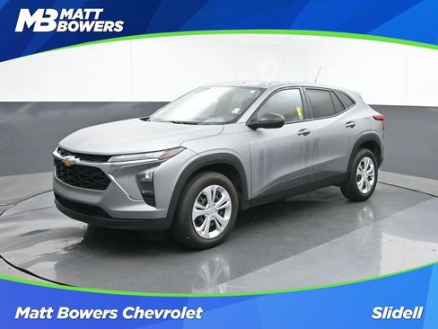 Used 2025 Chevrolet Trax LS image 1