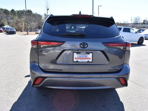 Used 2024 Toyota Highlander Limited image 8
