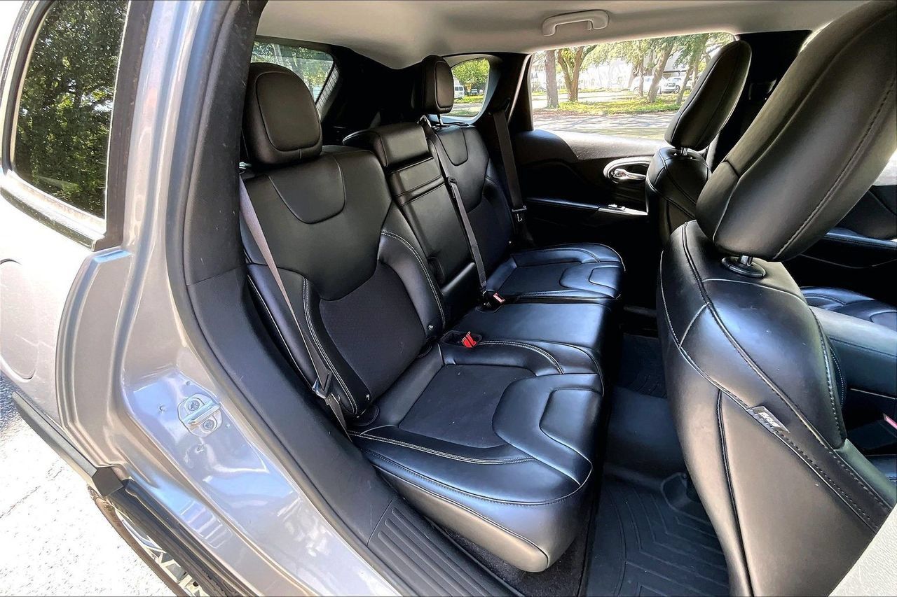 Used 2019 Jeep Cherokee Latitude Plus w/ Comfort/Convenience Group FWD image 22