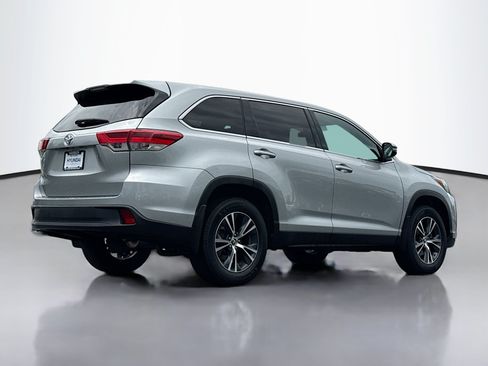 Used 2019 Toyota Highlander LE AWD/4WD image 2