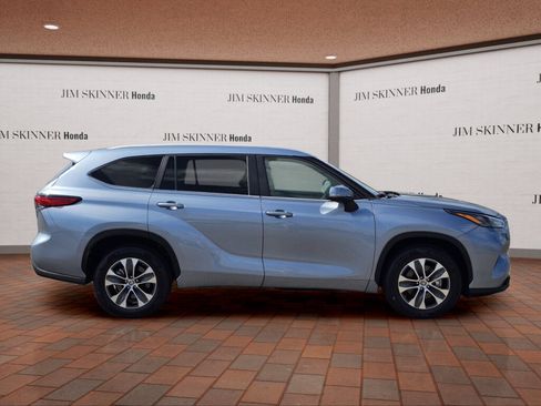 Used 2023 Toyota Highlander XLE FWD image 7