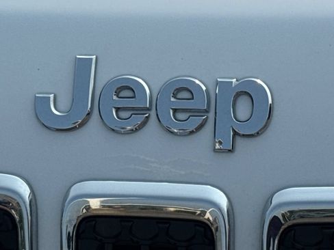 Used 2019 Jeep Cherokee Latitude Plus w/ Cold Weather Group AWD/4WD image 16