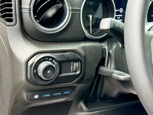 Used 2023 Jeep Wrangler Unlimited Sahara image 11