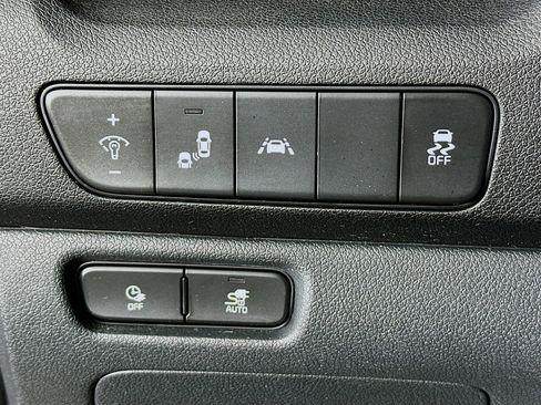 Used 2022 Kia Niro EX image 17