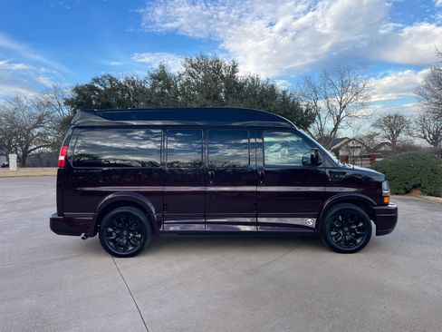 Used 2024 Chevrolet Express 2500 image 8