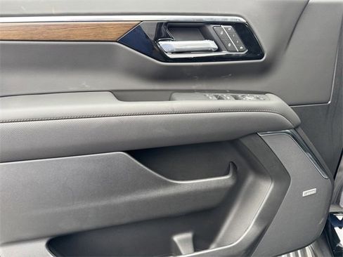 Used 2025 Chevrolet Tahoe High Country image 16