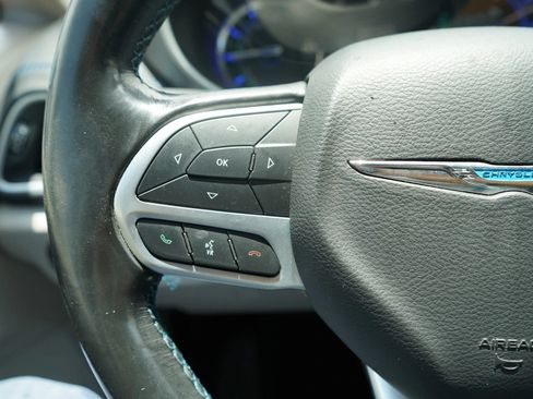 Used 2021 Chrysler Pacifica Touring-L FWD image 13