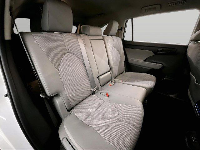 Used 2022 Toyota Highlander LE AWD/4WD image 26
