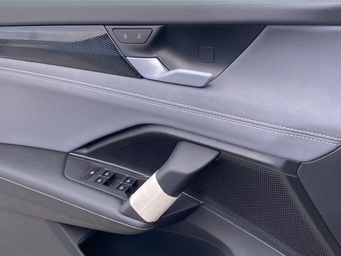 New 2025 Volkswagen Tiguan SE R-Line image 10