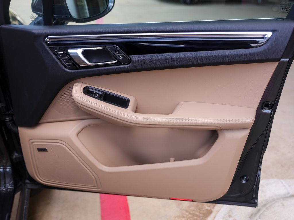 Certified 2026 Porsche Macan AWD/4WD image 35