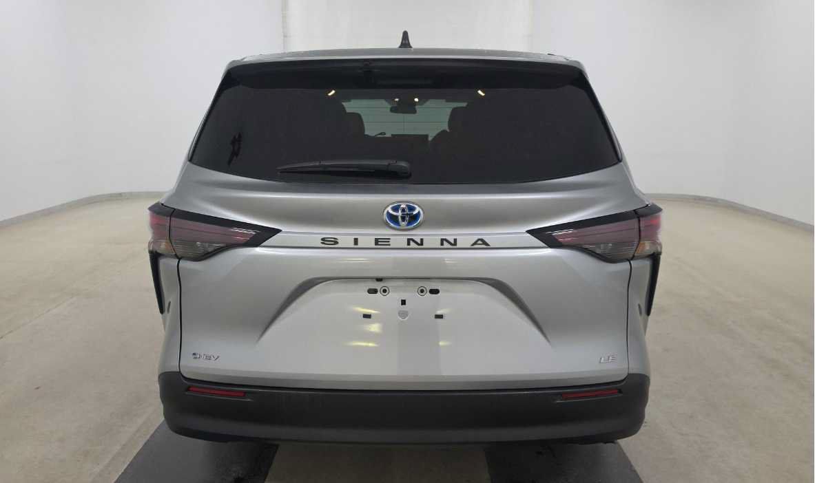 Used 2025 Toyota Sienna LE FWD image 6
