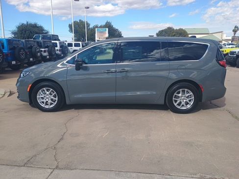 New 2025 Chrysler Pacifica Select image 8