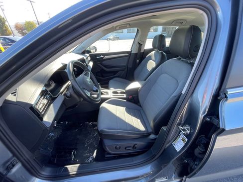 Used 2025 Volkswagen Jetta SE image 27