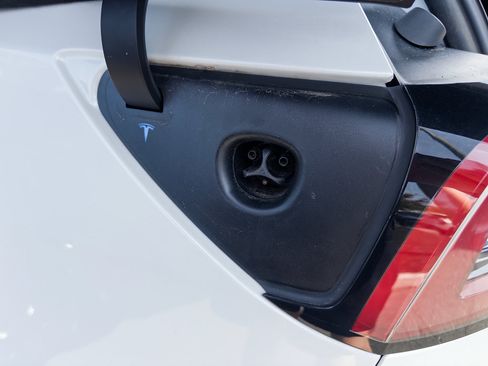 Used 2023 Tesla Model Y Long Range AWD/4WD image 5