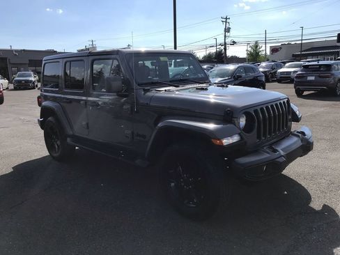 Used 2022 Jeep Wrangler Unlimited Sahara AWD/4WD image 7