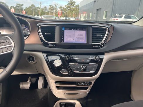 Used 2024 Chrysler Voyager LX image 18