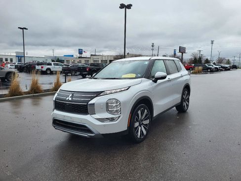 Used 2025 Mitsubishi Outlander SE image 7