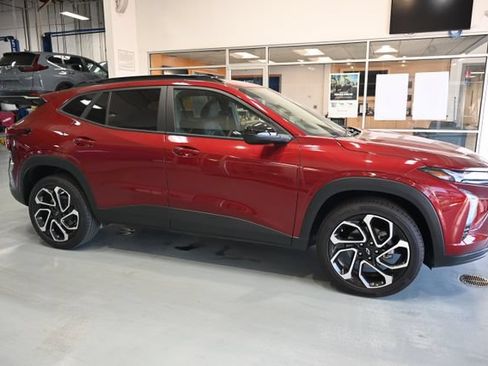 Used 2025 Chevrolet Trax RS FWD image 4