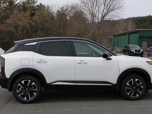 Used 2025 Nissan Kicks SV w/ Illumination Package AWD/4WD image 5
