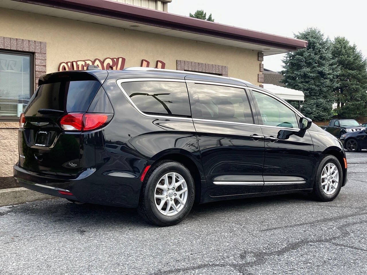 Used 2020 Chrysler Pacifica Touring-L FWD image 2