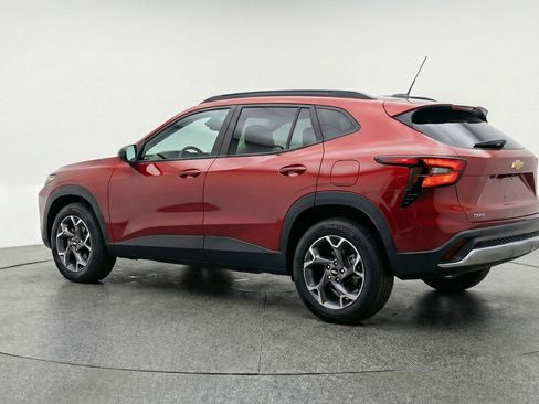 Used 2025 Chevrolet Trax LT FWD image 6