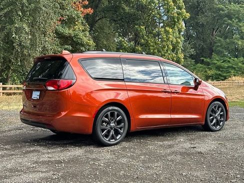 Used 2018 Chrysler Pacifica Touring-L w/ Premium Audio Group FWD image 9