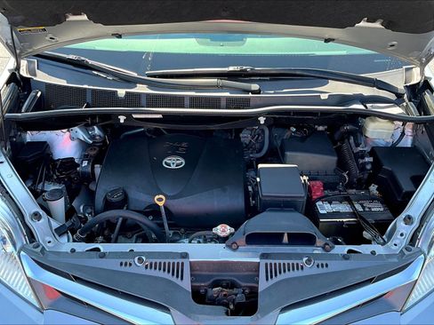 Used 2018 Toyota Sienna XLE Premium FWD image 31