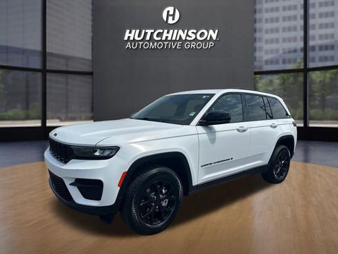 Used 2025 Jeep Grand Cherokee Altitude image 3