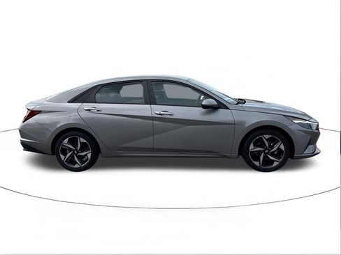 Used 2023 Hyundai Elantra SEL w/ Convenience Package FWD image 2