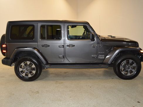 Used 2018 Jeep Wrangler Unlimited Sahara image 2
