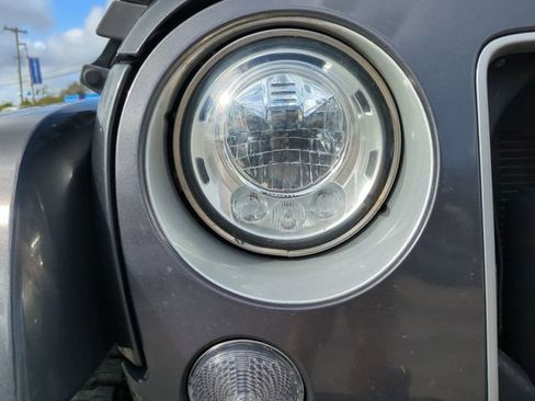 Used 2017 Jeep Wrangler Unlimited Sahara w/ Connectivity Group image 10