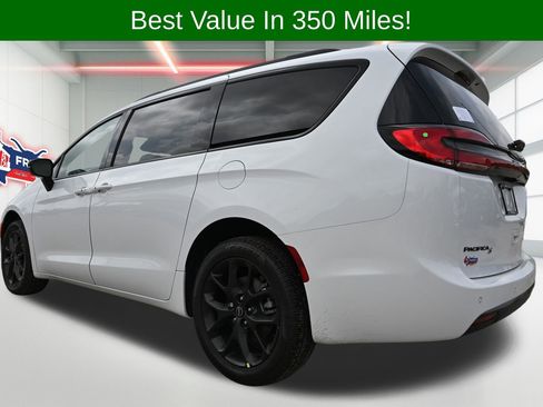 New 2026 Chrysler Pacifica Limited image 2