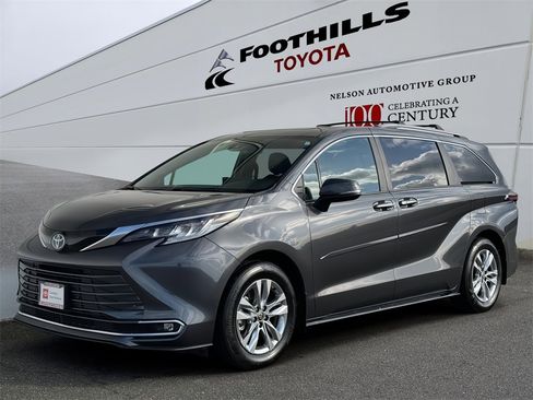 Certified 2025 Toyota Sienna Limited image 3