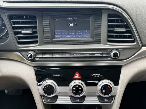 Used 2019 Hyundai Elantra SE FWD image 17