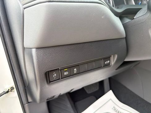 Used 2022 Toyota Venza LE AWD/4WD image 11