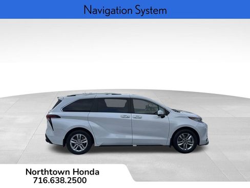 Used 2024 Toyota Sienna Limited image 3