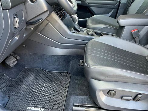 Used 2022 Volkswagen Tiguan SE image 16