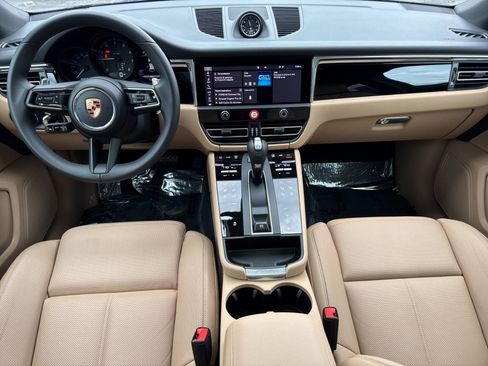 Certified 2025 Porsche Macan image 6