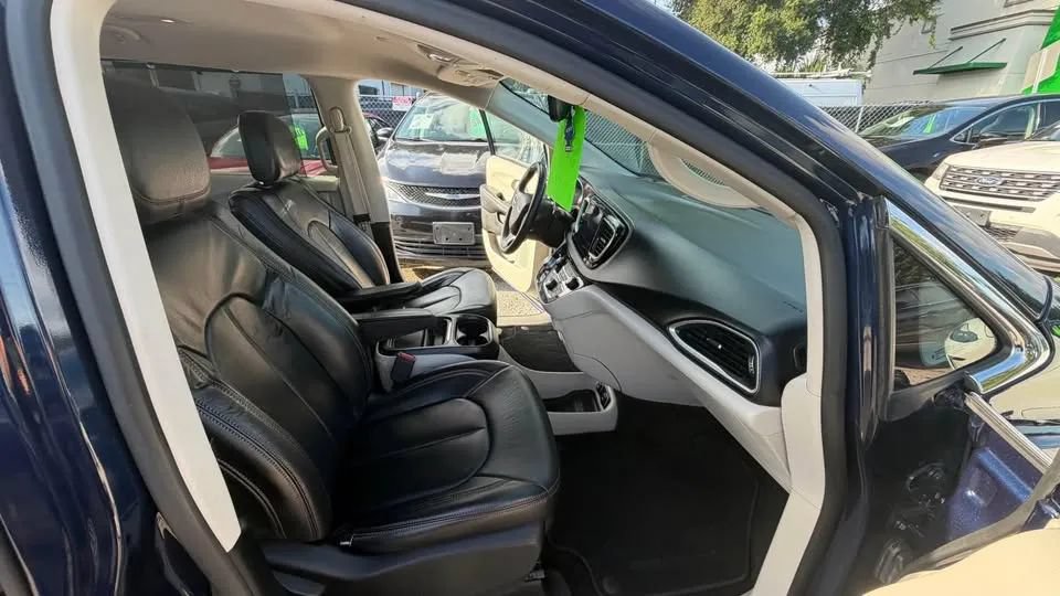 Used 2017 Chrysler Pacifica Touring-L FWD image 14