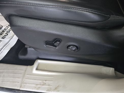 Used 2023 Chrysler Pacifica Touring-L FWD image 32