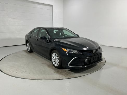 Used 2022 Toyota Camry LE AWD/4WD image 2